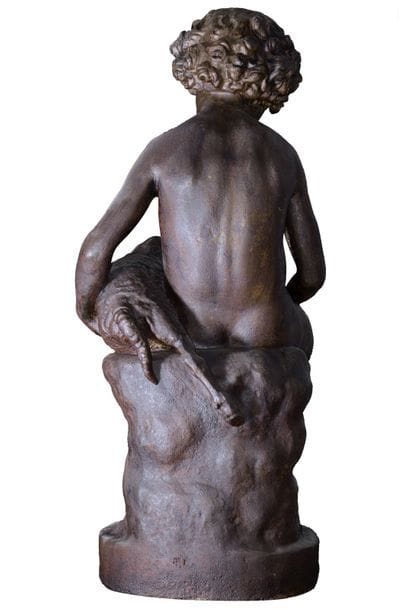 Statue en fonte représentant un jeune garçon...