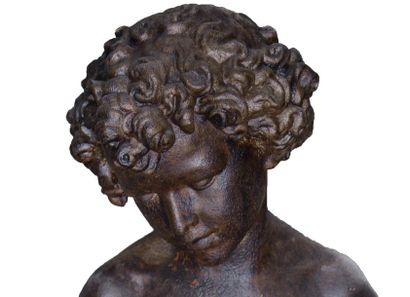 Statue en fonte représentant un jeune garçon...