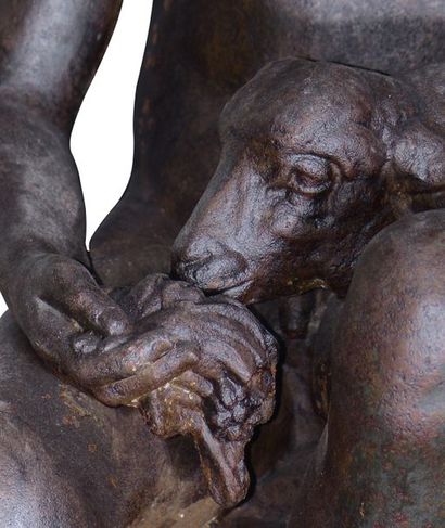 Statue en fonte représentant un jeune garçon...
