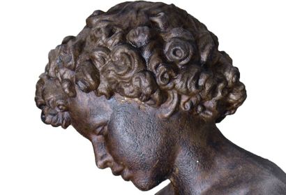 Statue en fonte représentant un jeune garçon...
