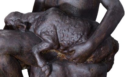 Statue en fonte représentant un jeune garçon...