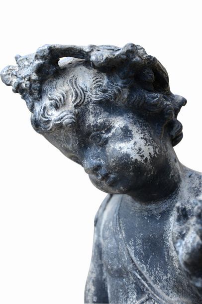 Statue en plomb représentant une jeune fille....
