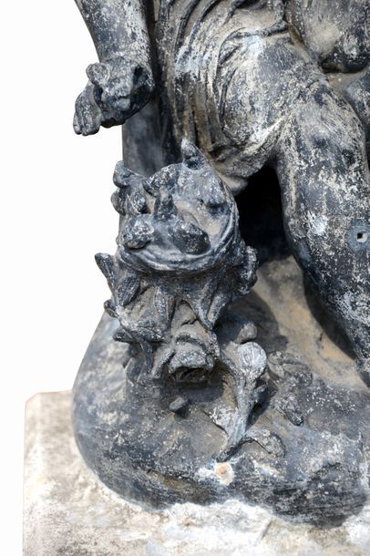 Statue en plomb représentant une jeune fille....