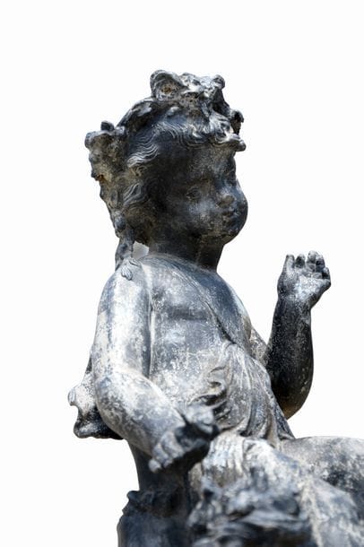 Statue en plomb représentant une jeune fille....
