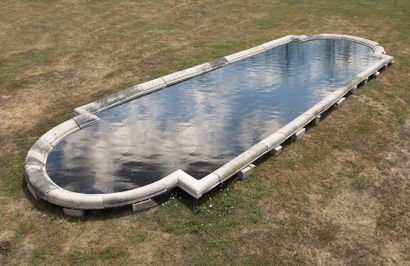 Importante margelle de bassin à la française...
