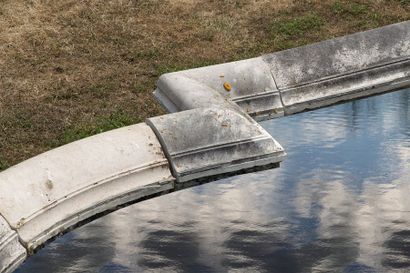 Importante margelle de bassin à la française...