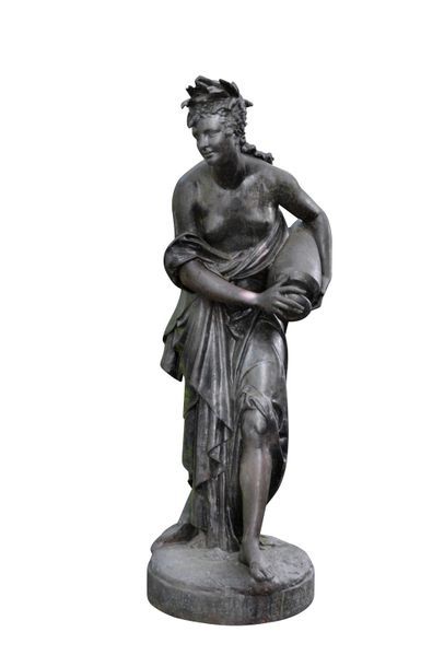 La verseuse d'eau. Statue en fonte de fer...
