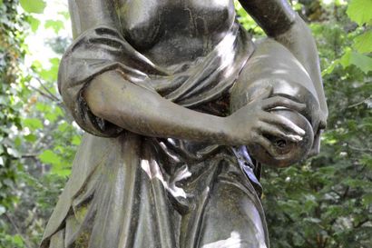 La verseuse d'eau. Statue en fonte de fer...
