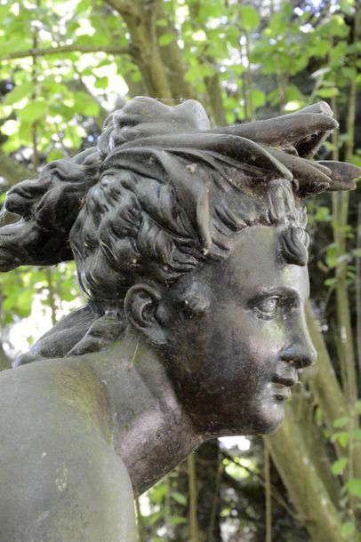 La verseuse d'eau. Statue en fonte de fer...