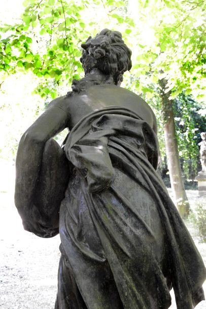 La verseuse d'eau. Statue en fonte de fer...