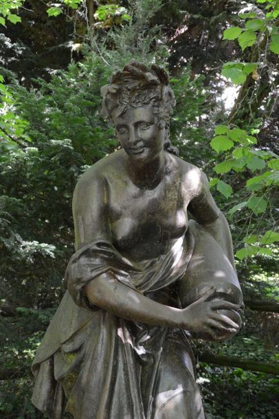 La verseuse d'eau. Statue en fonte de fer...