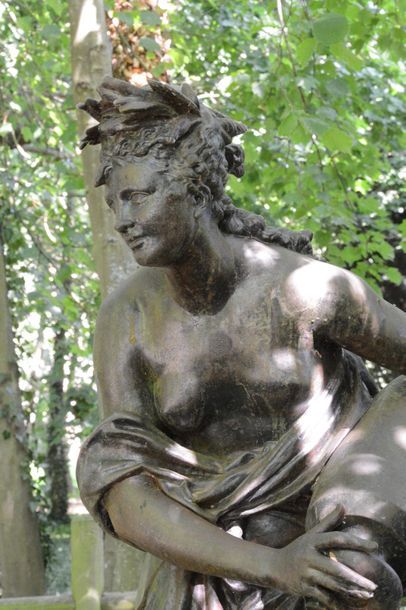 La verseuse d'eau. Statue en fonte de fer...