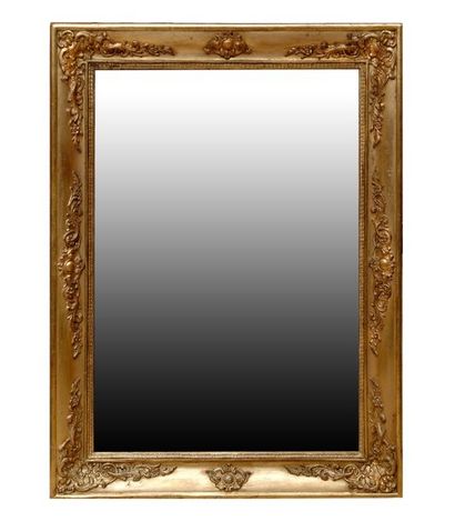 Miroir bordé d'une moulure en doucine renversée...