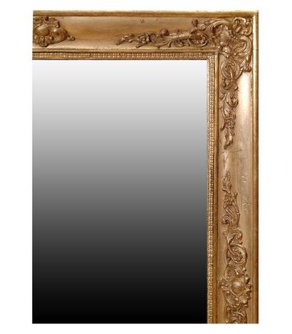Miroir bordé d'une moulure en doucine renversée...