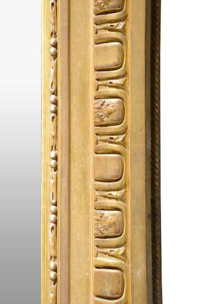 Miroir en bois doré et stuc. Une frise de...