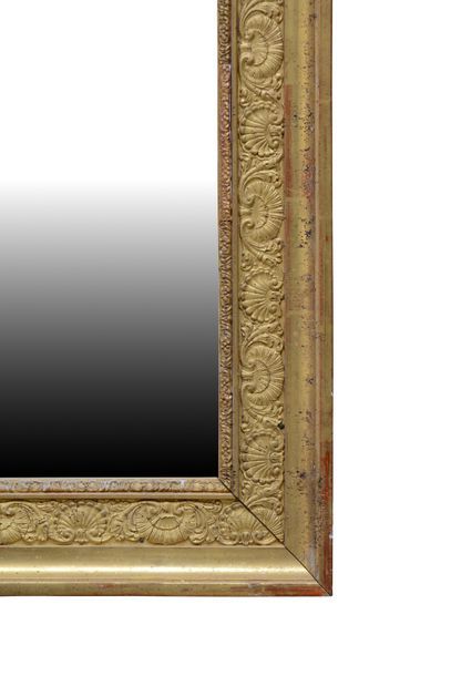 Miroir à  décors de coquilles et palmettes...