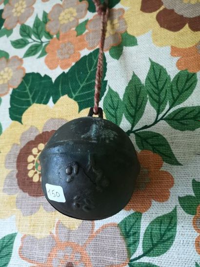Metal bell with flower decoration. Diameter:...