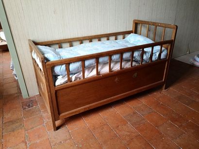 Crib with bars in natural wood. High. Width...