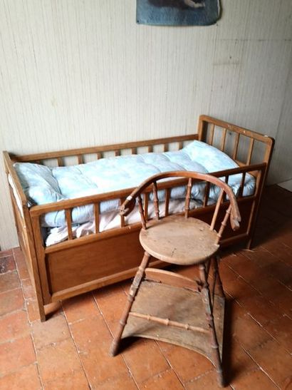 Crib with bars in natural wood. High. Width...