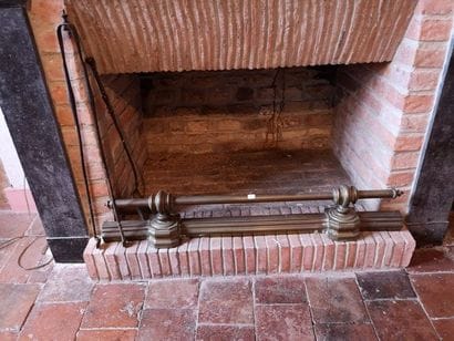 Brass hearth bar Length: 95 cm. 

A pair...
