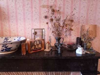 Lot of small pewter objects, empty pocket,...