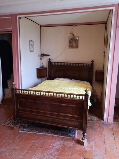 Double bed in natural wood, fluted upright...