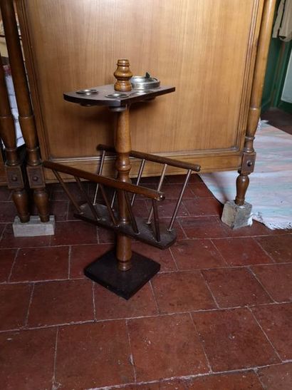 Wooden magazine rack surmounted by an as...