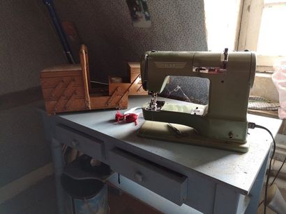 Set comprising an ELNA sewing machine, a...