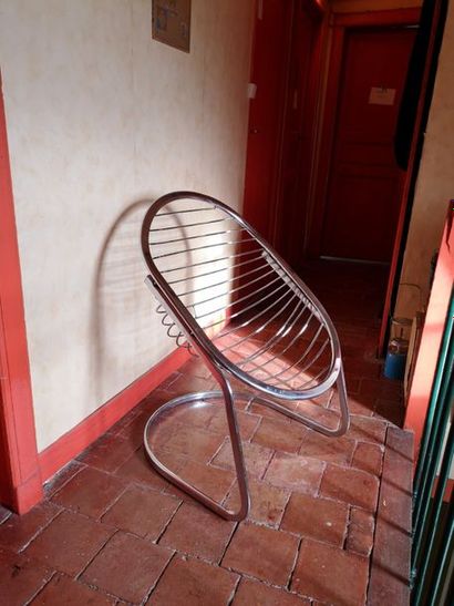 Shell-shaped tubular chromed metal armchair....
