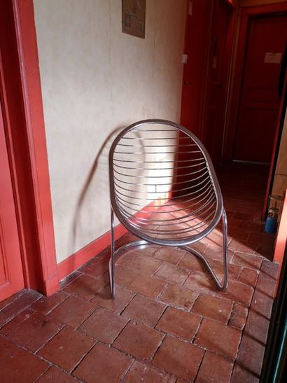 Shell-shaped tubular chromed metal armchair....