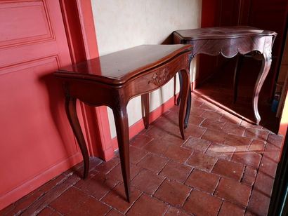 Set of two coffee tables, one with a leaf...