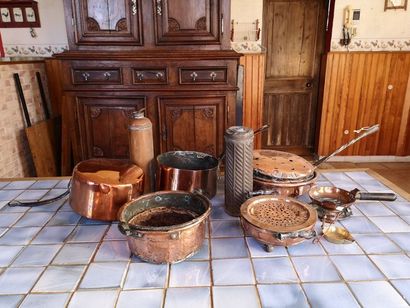 Lot of various copper including saucepan...