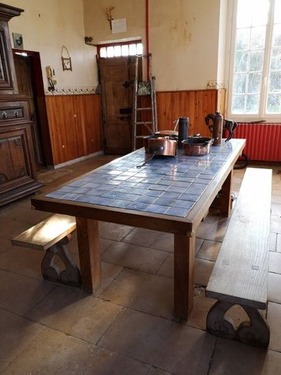 Large kitchen table in wood and earthenware...