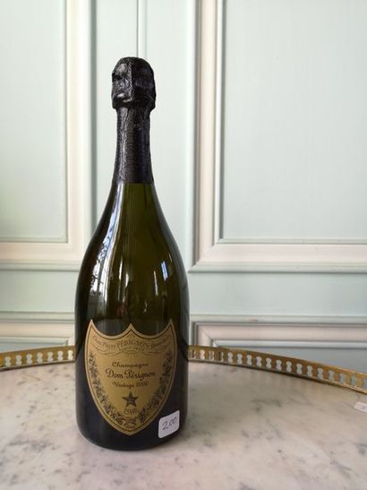 Une bouteille DOM PERIGNON 2000