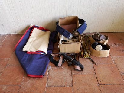 Lot d'objets militaires dont drapeaux ceinturons...