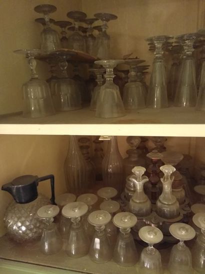 Service de verres en cristal 

dont une carafe...
