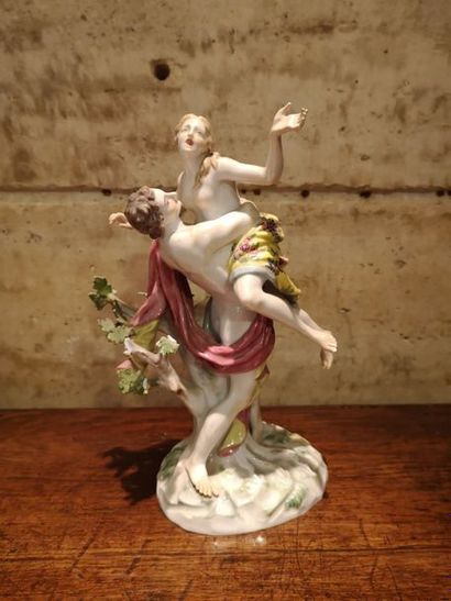 Groupe en porcelaine polychrome figurant...