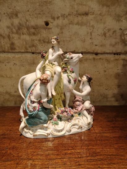 Groupe en porcelaine polychrome figurant...