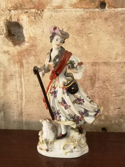 Sujet en porcelaine polychrome figurant une...