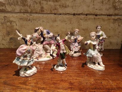 Six petits groupes en porcelaine polychrome.

Saxe...