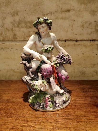 Groupe en porcelaine polychrome figurant...