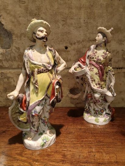 Paire de sujets en porcelaine polychrome...