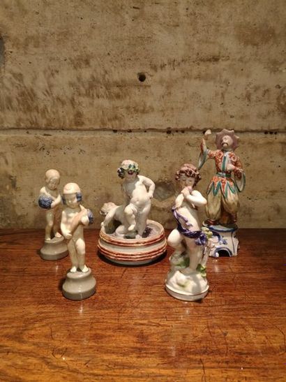 Lot composé de quatre sujets en porcelaine....