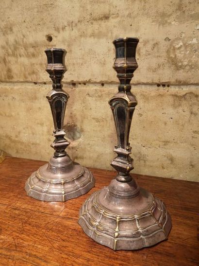 Paire de flambeaux en bronze ciselé et argenté...