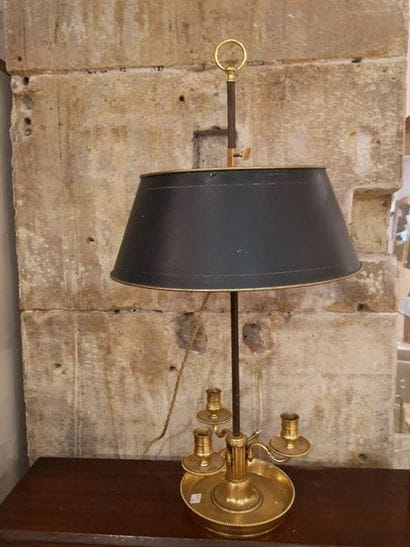 Lampe bouillotte en bronze.

Style Louis...