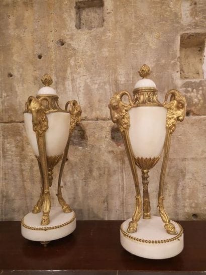 Paire de cassolettes ovoïdes en marbre blanc...