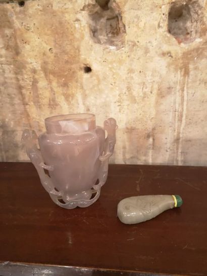 Petit pot en pierre dure à décor de deux...