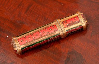 Etui à message en pomponne à décor émaillé...