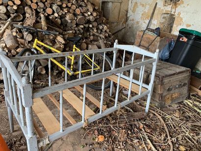 Lit à barreau d'enfant en bois laqué gris...