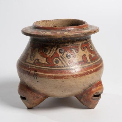 Vase tripode - Le fond crème est décoré dans...